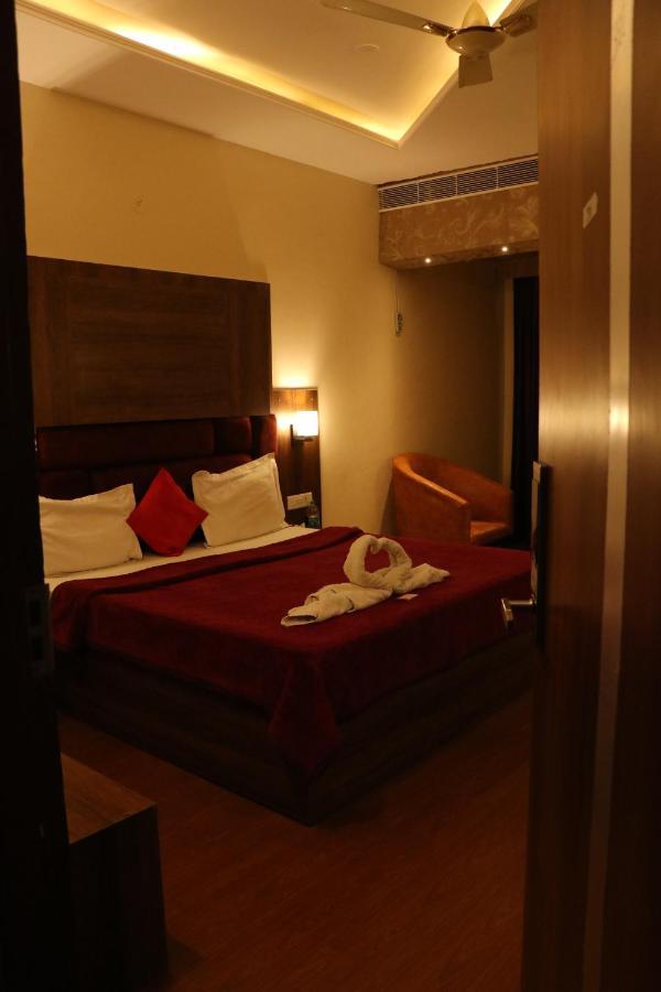 Hotel Pushap Palace Patiāla Exteriér fotografie
